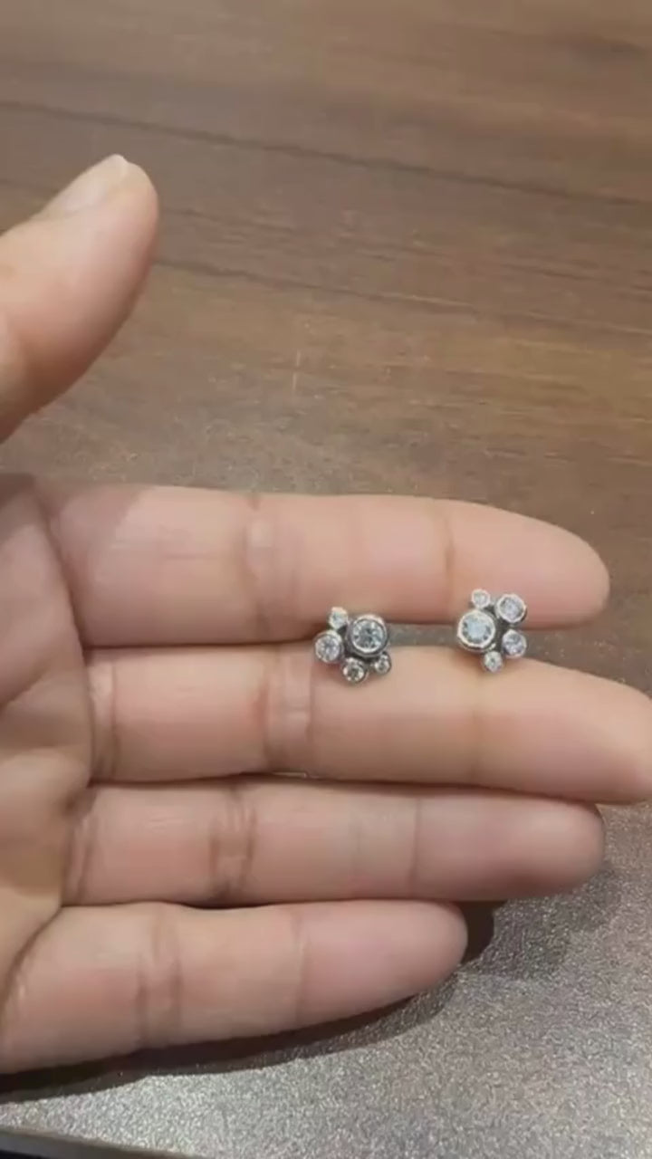 Ohrstecker mit 1,00 Karat Naturdiamant in 18-karätigem Weißgold, gefasst in einer Lünette.