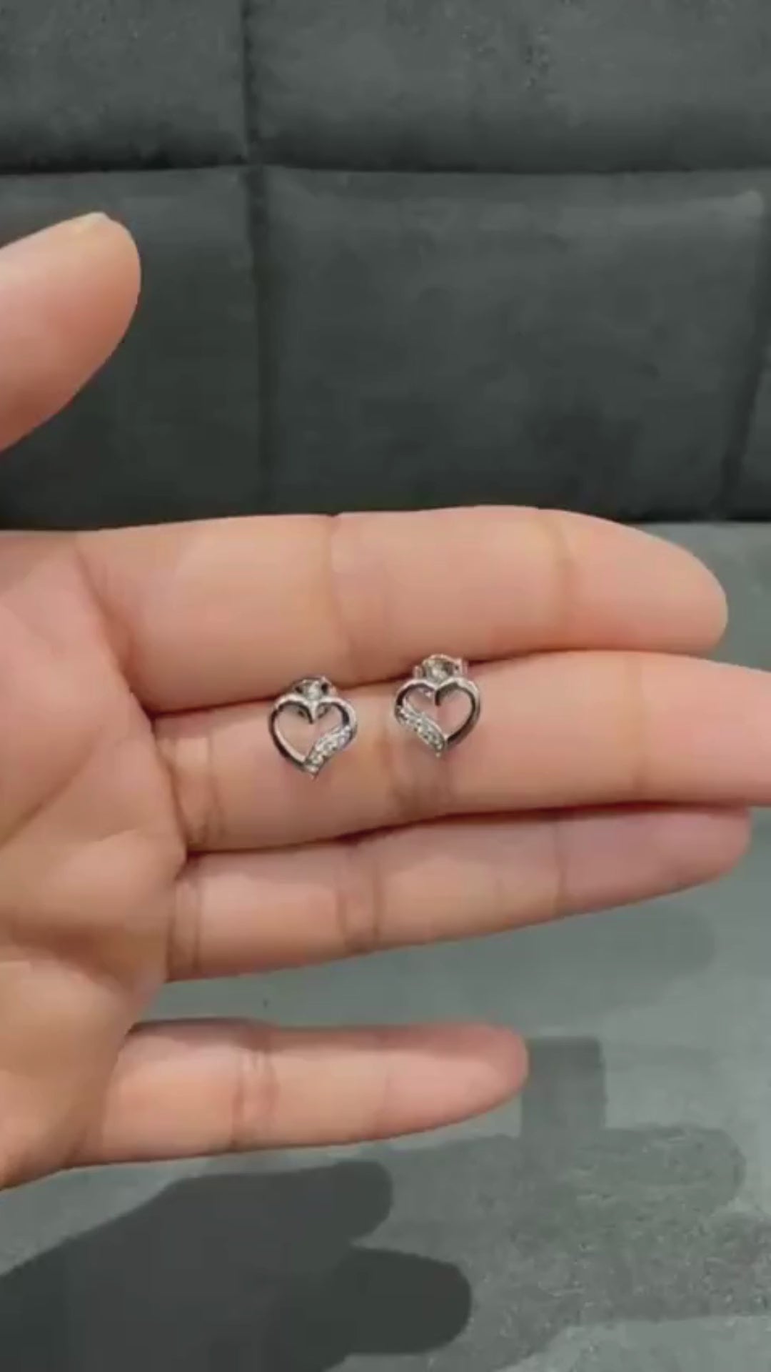 Boucles d'oreilles puces en or blanc 9 carats serties de diamants ronds naturels en forme de cœur.