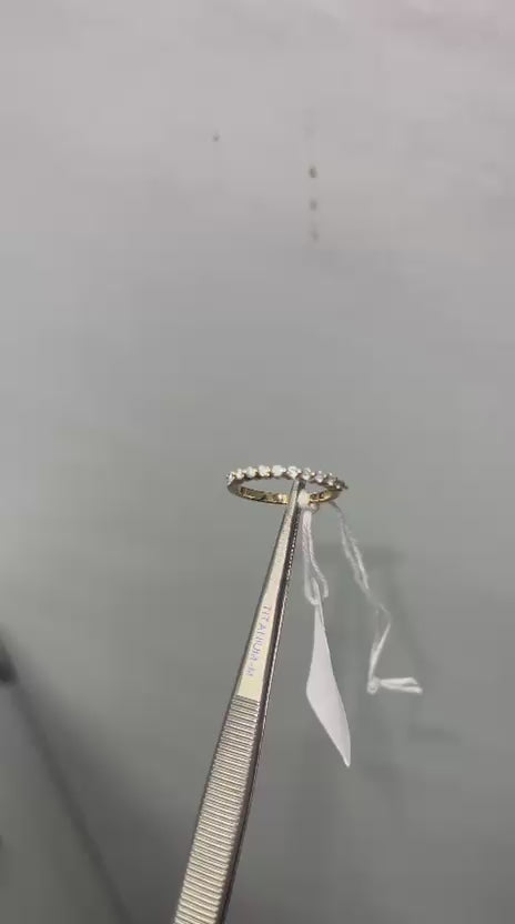 Halb-Ewigkeitsring mit rundem Labordiamanten und geteilter Krappenfassung in 18 Karat Gelbgold | Hochzeitsschmuck