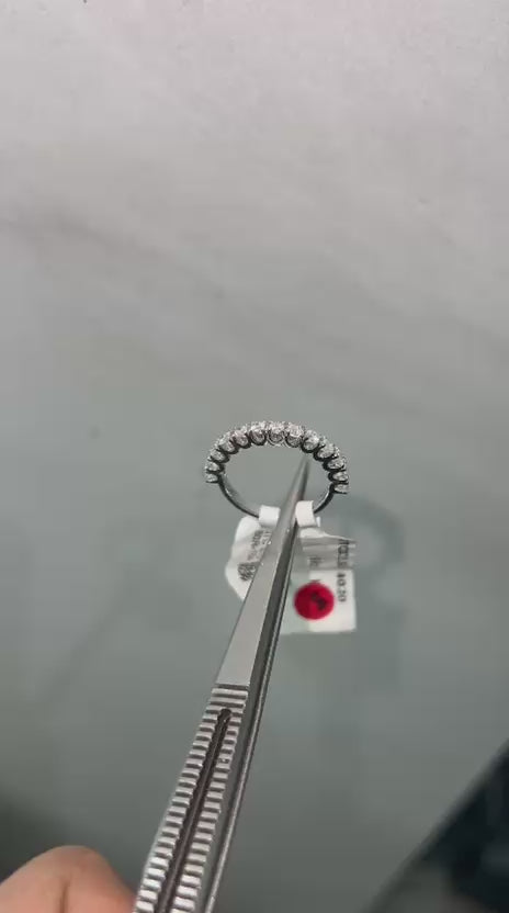 Halb-Ewigkeitsring mit Muschelfassung und im Labor gezüchteten Diamanten in Platin | Sofort lieferbar