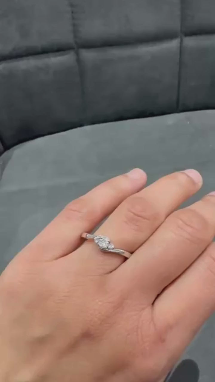 Minimalistischer runder Labordiamantring aus 925er Silber, perfekt als Geschenk