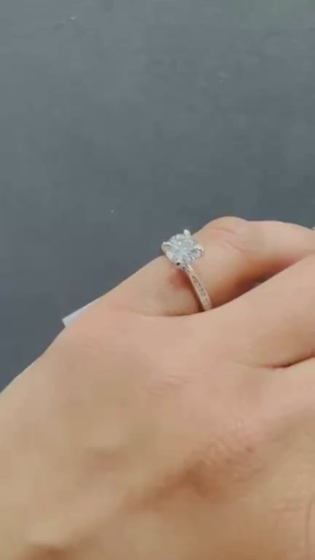 Verlobungsring mit im Labor gezüchteten Diamanten im Kanalfassung-Solitär-Design in Platin | Ring mit Seitensteinen
