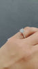 Verlobungsring mit im Labor gezüchteten Diamanten im Kanalfassung-Solitär-Design in Platin | Ring mit Seitensteinen