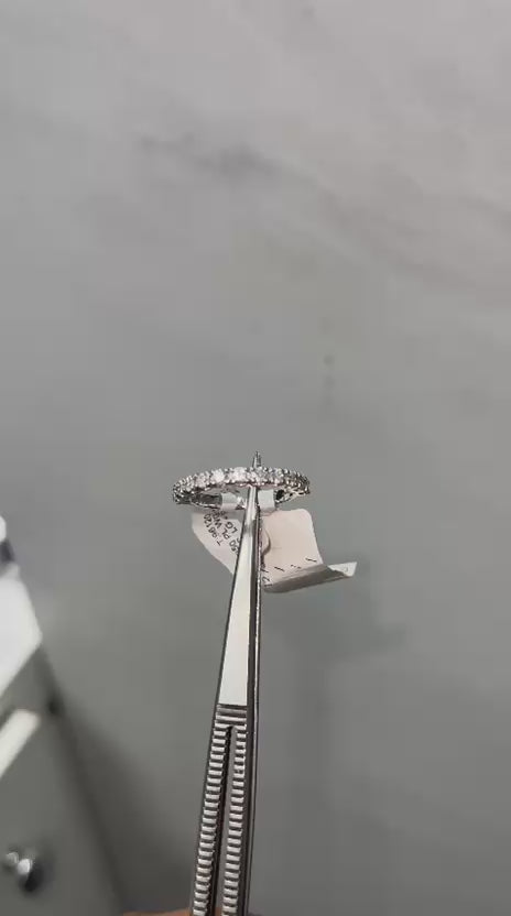 Alliance solitaire à six griffes de 1,0 carat en or blanc 9 carats