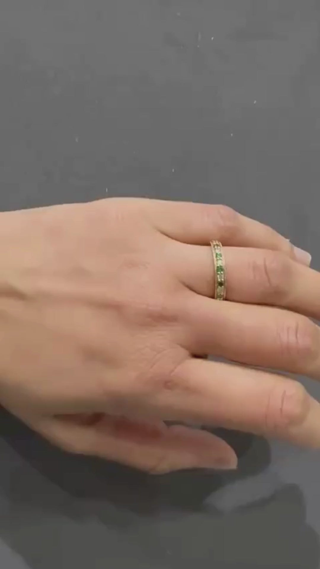 Smaragd- und rundgeschliffener Naturdiamant-Ewigkeitsring mit Milgrain-Verzierung in 18-karätigem Gelbgold