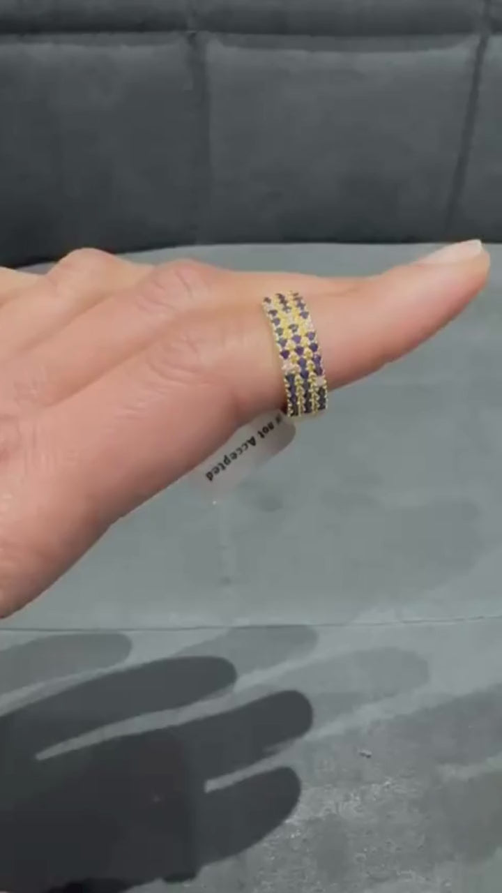 Bague demi-alliance en or jaune 14 carats, sertie d'un saphir bleu taille ronde et de diamants de laboratoire.