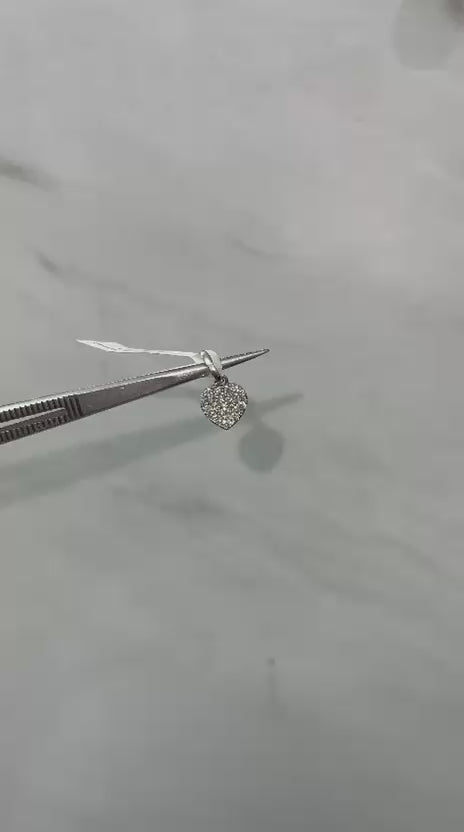 Pendentif solitaire en or blanc 9 carats, serti d'un diamant de laboratoire taille ronde de 0,40 carat.