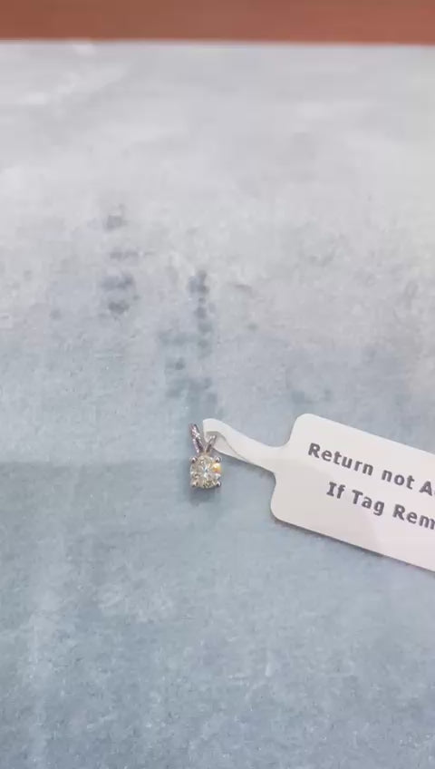 Pendentif solitaire rond en or blanc 14 carats à double anneau, serti d'un diamant naturel.