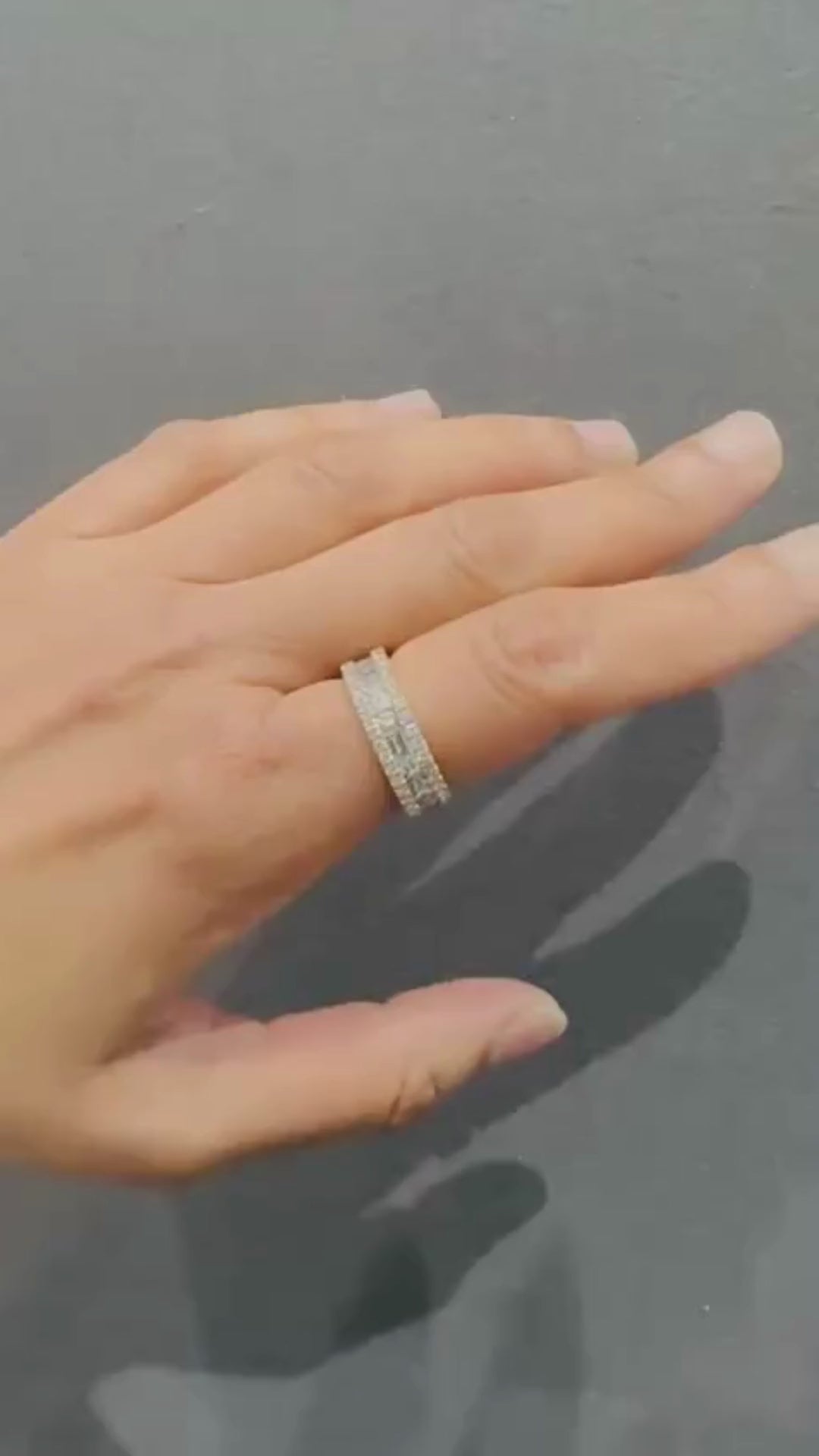 luxury 18K Gold diamond band