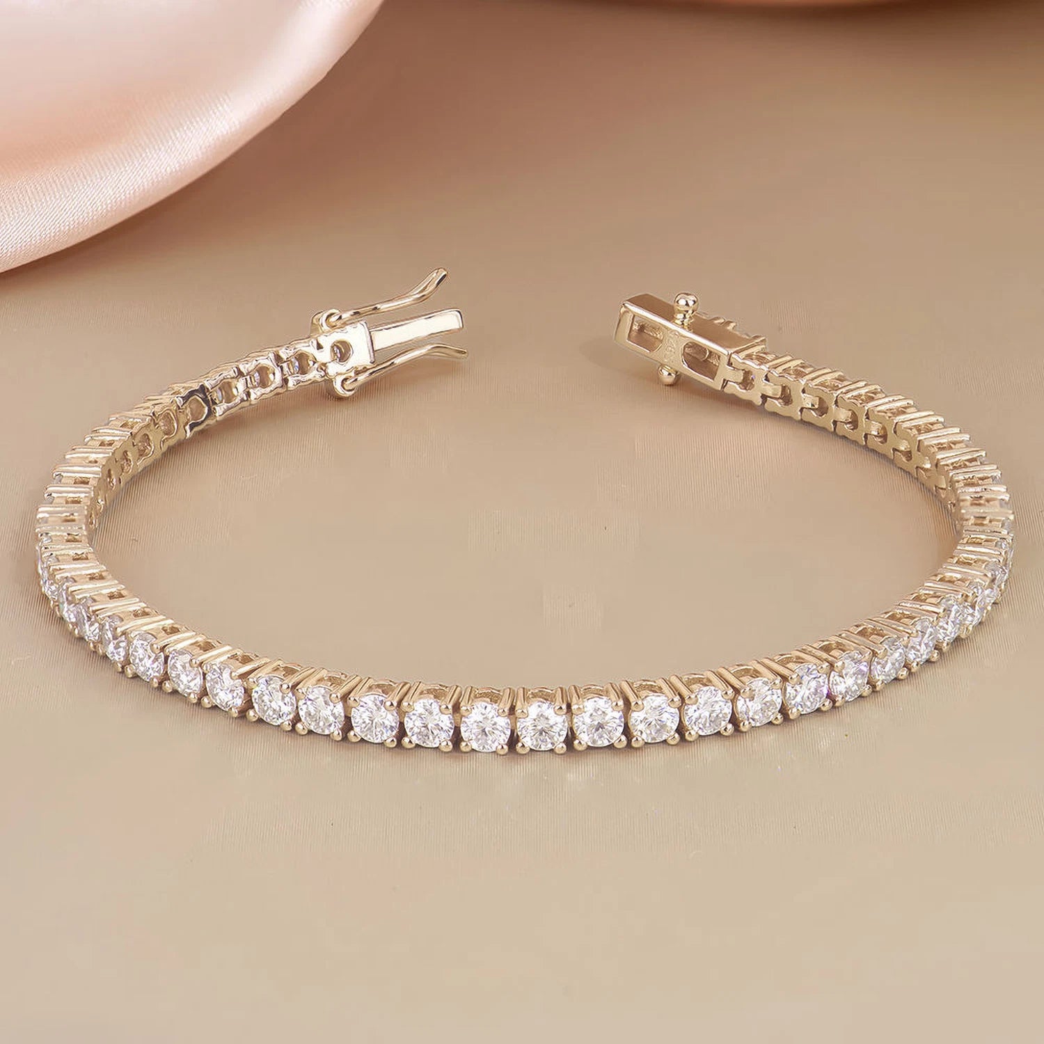 Natural Round Diamond Tennis Bracelet In Yellow Gold